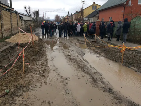 На думку депутатів, найкращим варіантом буде на деякий час обгородити небезпечну ділянку бетонними плитами, між якими б зміг рухатися транспорт