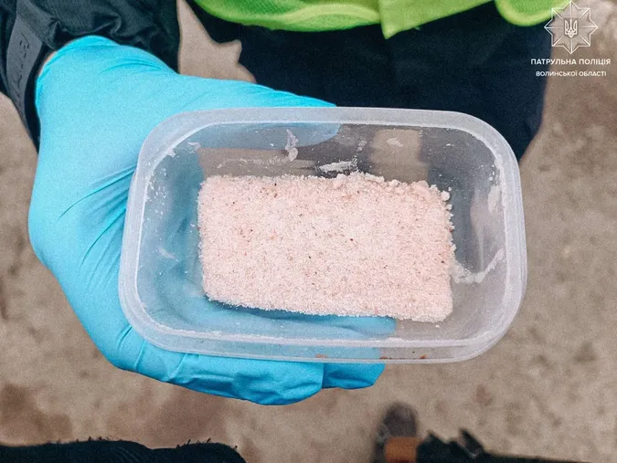 Не там прикрутив номер: у Луцьку на блокпості зловили водія з наркотиками (фото)