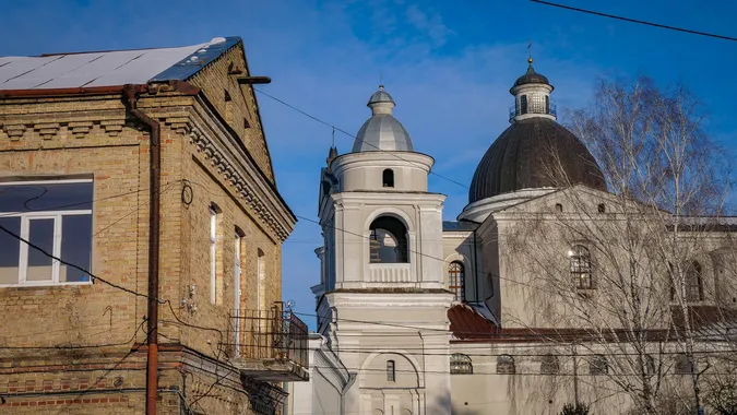 Віконні рами, балкони, таблички: таємниці одного дворика в Луцьку (фото)