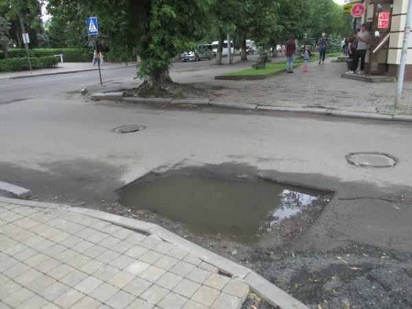 У Луцьку після ремонту теплотраси утворилася яма (фото)