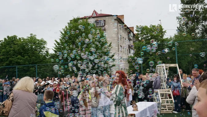 Останній дзвоник у Луцькому ліцеї №9: як це було (фото)