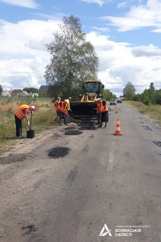 На Волині «латають» автошлях територіального значення (фото, відео)