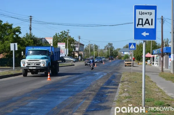 Дружина депутата облради ремонтує на Волині частину дороги державного значення