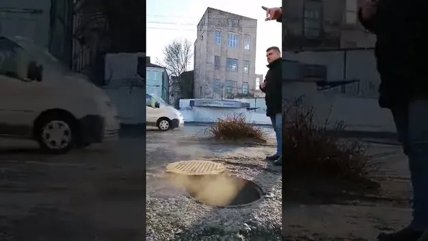 У Луцьку виявили незаконний злив браги в каналізацію (відео)