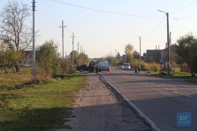 Розбитий ніс і потрощені авто: на Волині бус врізався у легковик (фото)