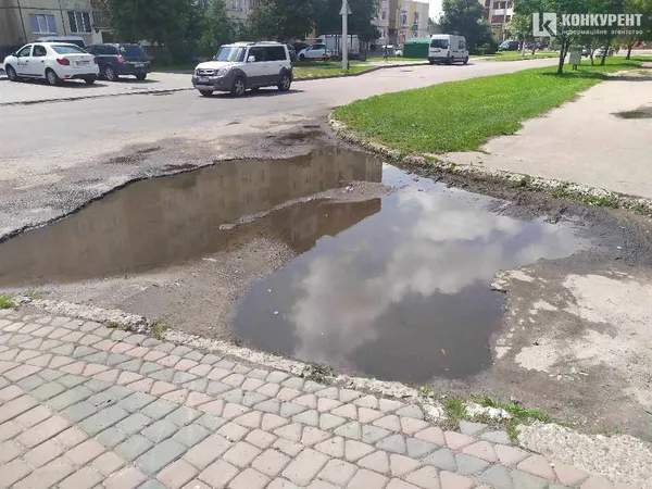 У Луцьку просять облаштувати тротуар на Воїнів-афганців (фото)