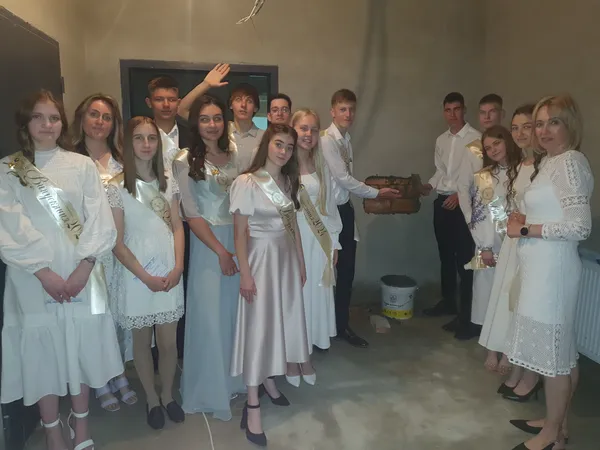 Відкриють через 50 років: в укритті ліцею у Рованцях заклали капсулу часу (фото)