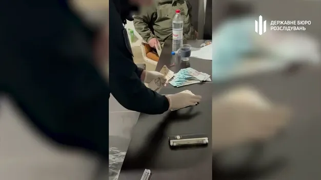 ДБР зловило на хабарі у 100 тисяч двох офіцерів ЗСУ (фото, відео)
