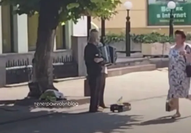 В центрі Луцька музики співають російські пісні (відео)