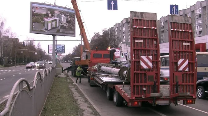 У Луцьку демонтують 25 старих білбордів (фото, відео)