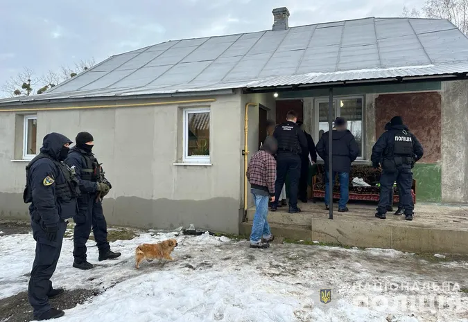 Шантажував та контролював жінок: на Волині зловили 45-річного сутенера