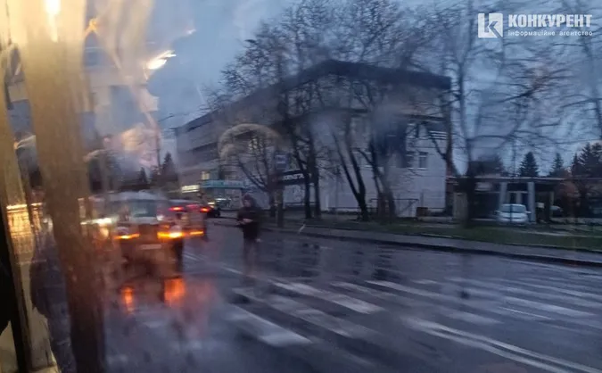 Ранкова аварія у Луцьку: машині розтрощило передок (фото)