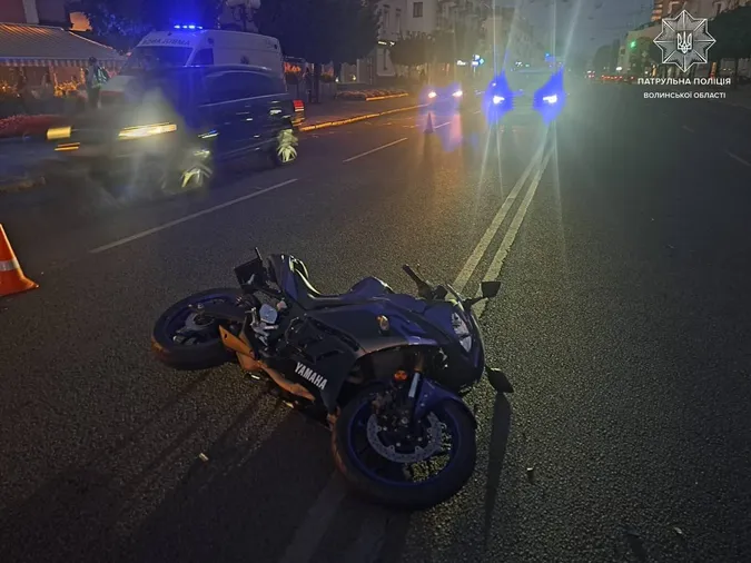 У центрі Луцька пʼяний водій збив мотоцикліста