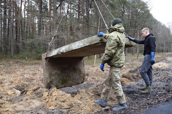 На Волині силовики і місцеві жителі облаштовують фортифікаційні споруди (фото)