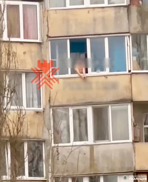 У Рівному напівоголений неадекват стріляв з балкона з пістолета (фото)