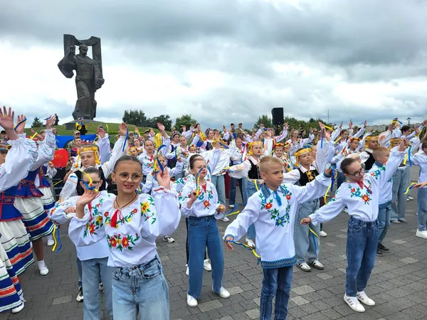 У Ковелі відбулася хода з прапорами бойових підрозділів та патріотичний флешмоб (фото)