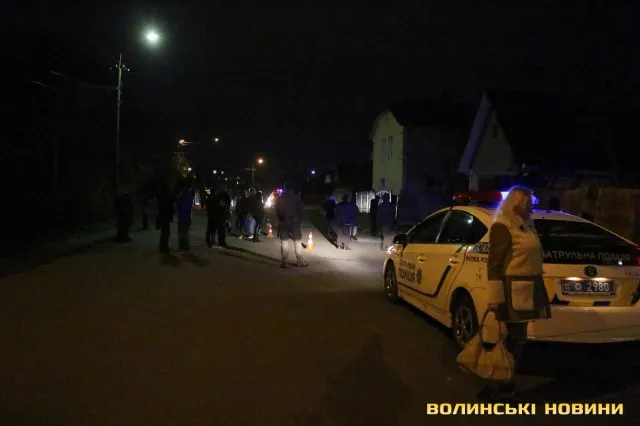 ДТП у Луцьку: водій протаранив гараж та стовп електроопори, а сам втік (фото)