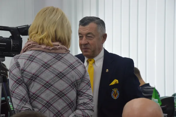 Можливо наступний вірш Микола Дендіберін присвятить оператору місцевого телеканалу