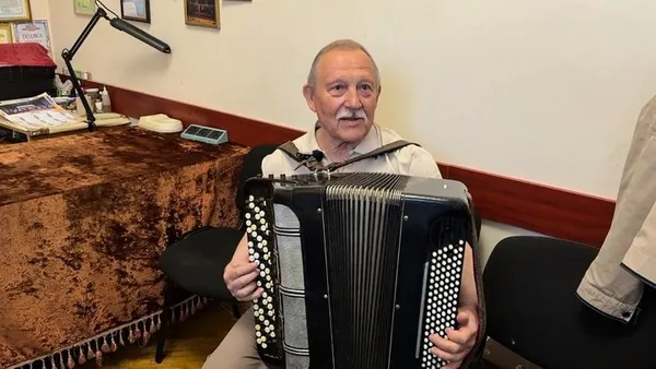 Олександр Мізюк грає на баяні