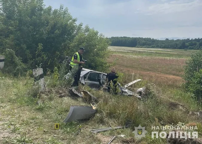 На Волині п'яний молодик на «мерсі» заїхав у кювет (фото)