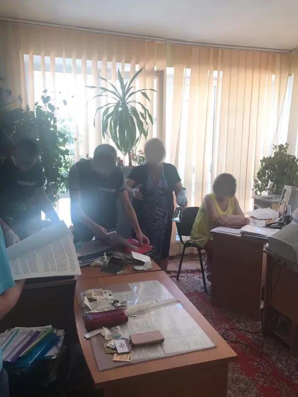 3 тисячі доларів за працевлаштування: волинських медиків взяли на хабарі (фото)