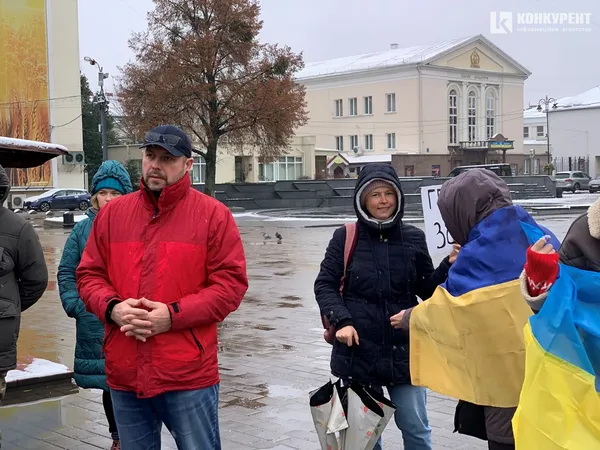 «Досить красти»: у Луцьку – акція з вимогою витрачати більше на ЗСУ (фото)