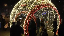 У Луцьку засяяла нова святкова ілюмінація (фото)