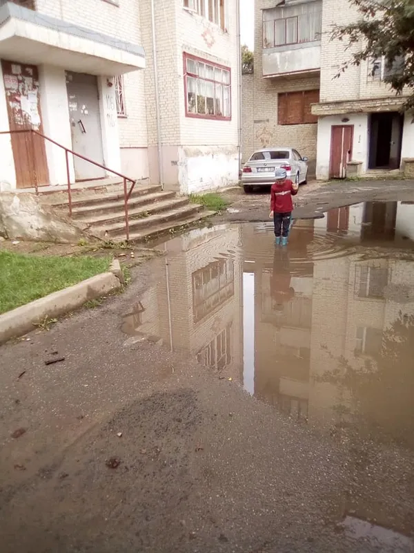Ні пройти, ні проїхати: луцький двір перетворився на озеро (фото)