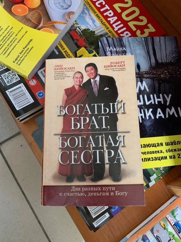 Чи є в книгарнях Луцька книжки російською мовою (фото)