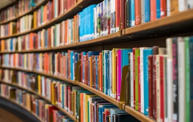 Через удар РФ школи не отримають підручники вчасно, знищено 410 тисяч книг