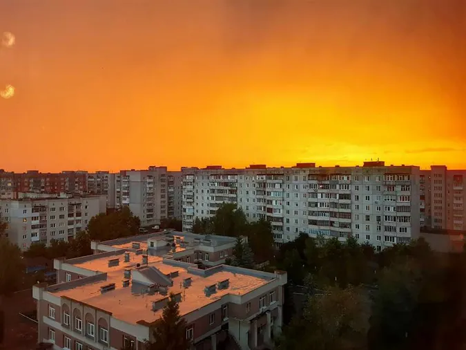 «Підривний» захід сонця у Луцьку: світлини волинян із соцмереж (фото)
