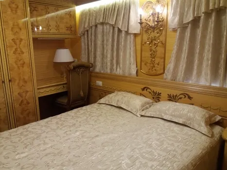 Кухня, ванна та м'який куточок: «Укрзалізниця» показала VIP-вагон (фото)