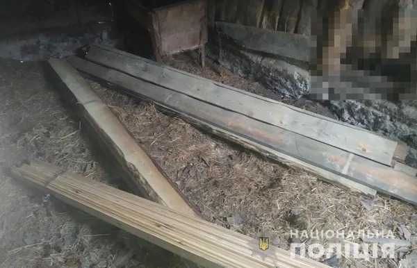 На Волині чоловік крав з території церкви деревину й оздоблював свою хату (фото)