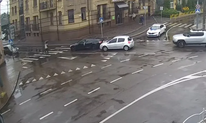 У Луцьку «рено» влетіло у дорогущу «теслу» (відео)