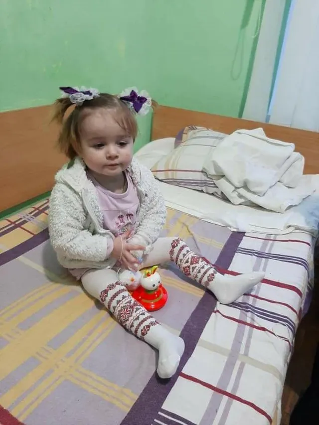 У Луцьку дворічна дівчинка живе в лікарні, бо її мама запила