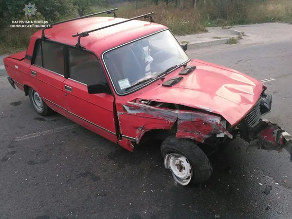 У Ковелі п'яний водій в'їхав у ВАЗ: авто перекинулося на бік (фото)