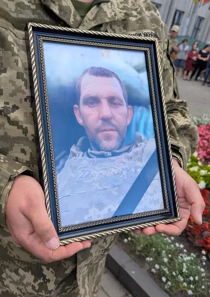 Майже рік вважався зниклим безвісти: Ковель навколішки попрощався з Героєм Віктором Дорощуком