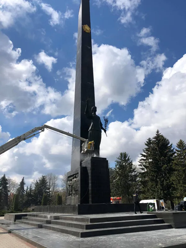 На меморіальному комплексі в Луцьку замінили відбиті плити і помили обеліск (фото, відео)