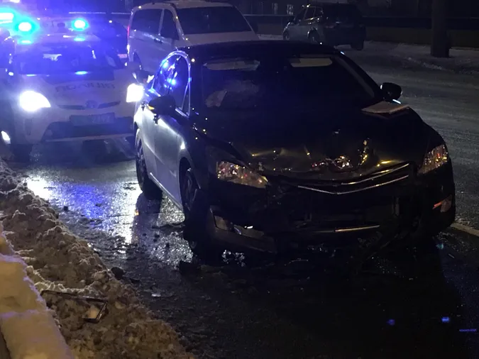 Жорстка ДТП паралізувала рух автомобілів у Луцьку (фото)