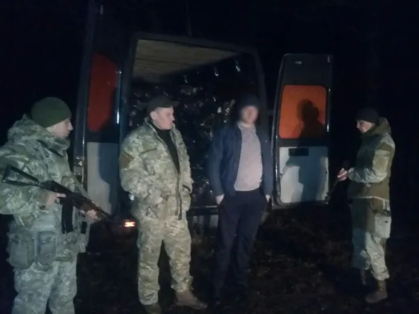 На Волині затримали бус, заповнений телячими тушками (фото)