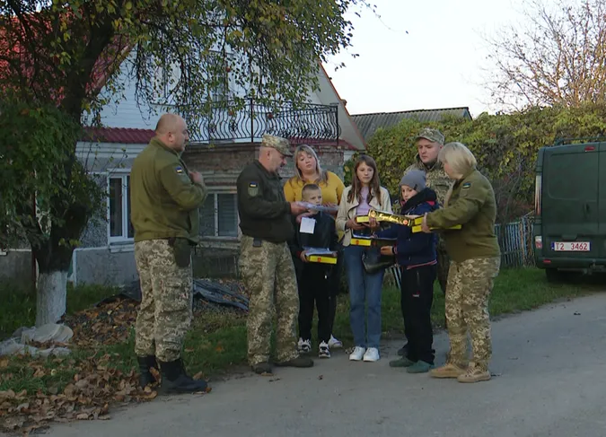 Грамоти, шеврони, цукерки: волинські тероборонівці віддячили дітям за зібрані гроші (фото)