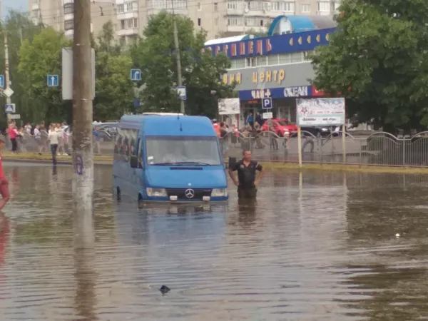 У Луцьку біля «Салюта» у «водяному полоні» опинилася швидка (фото)