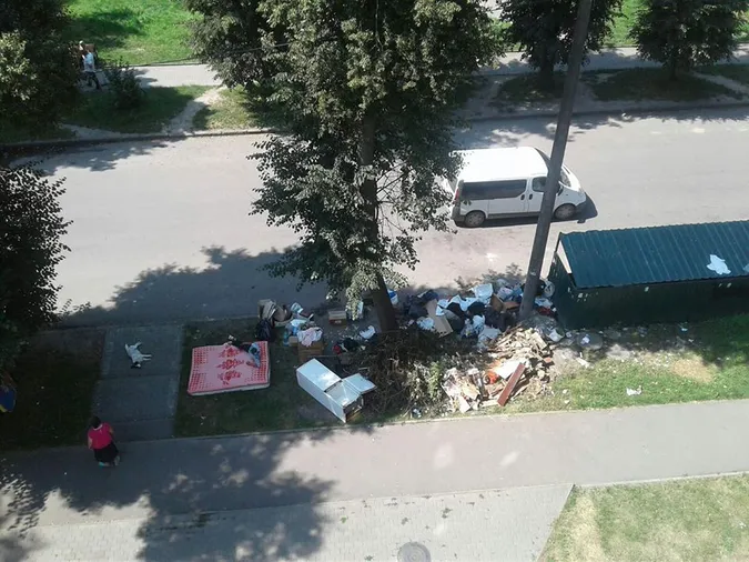 «Весь район тошнить від цієї бомжарні»: лучани з Даньшина-Львівської бідкаються (ФОТО)