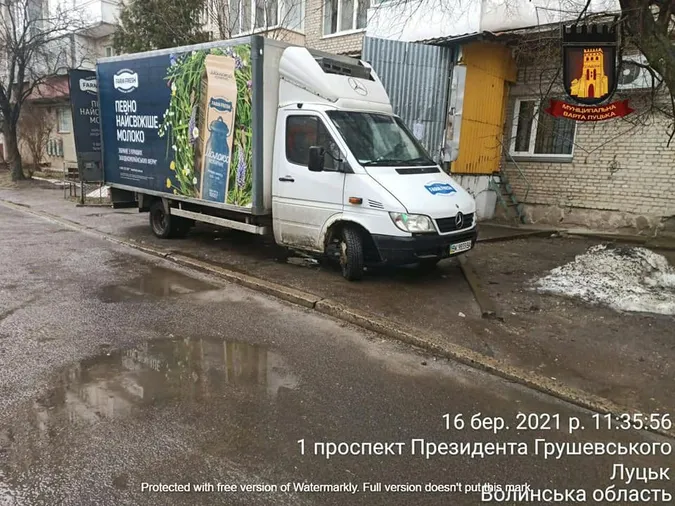 Привозять продукти в «ЕКО маркет»: лучани скаржаться, що їм через автівки ніде пройти