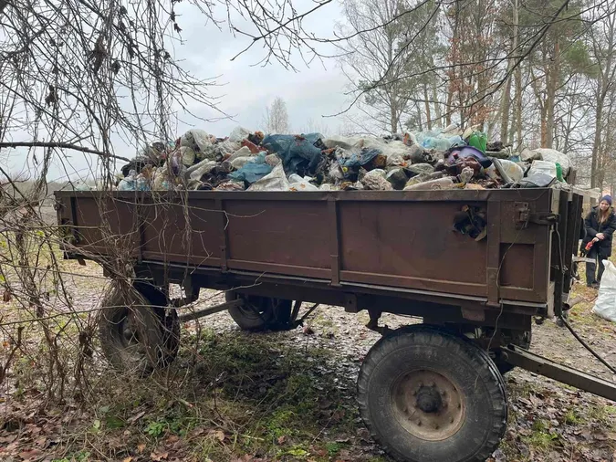 З лісу на Волині вивезли 8 величезних причепів сміття (фото)