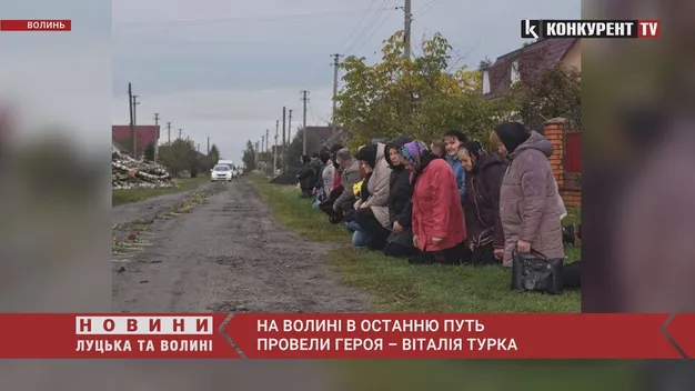 Йому було всього 27: волиняни на колінах прощалися з молодим захисником України (фото, відео)