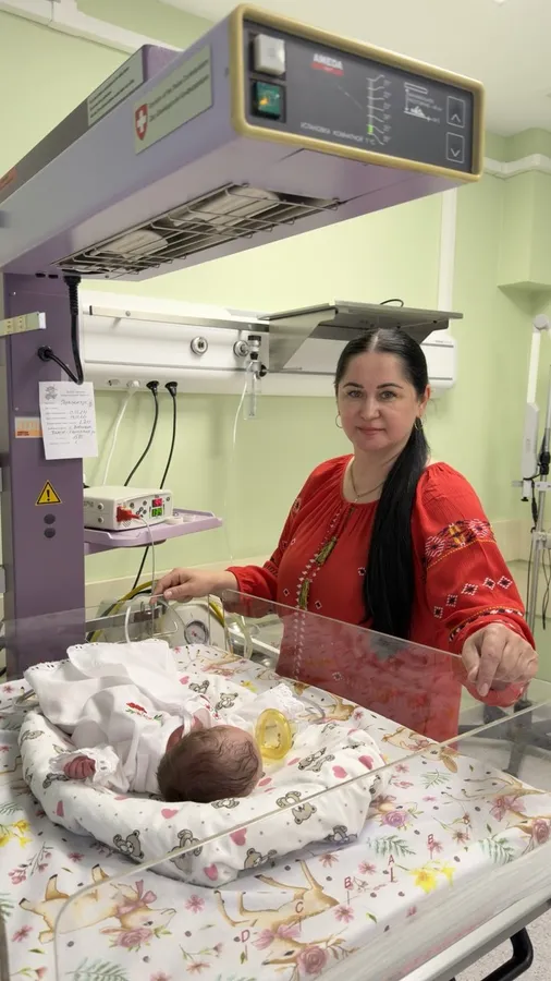 Оберіг з перших днів життя: у Луцьку новонароджених одягнули у вишиванки (фото)