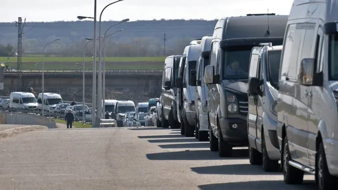 На «Устилузі» – черга з десятків авто через повітряні тривоги