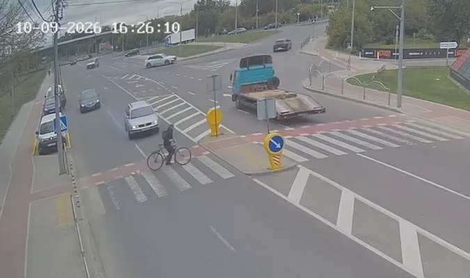 У Луцьку Volkswagen на швидкості влетів у паркан, рятуючи пішохода (відео)