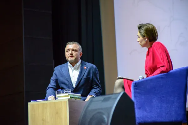 Що запитували в Андрія Покровського на відкритій зустрічі у Луцьку (фото)